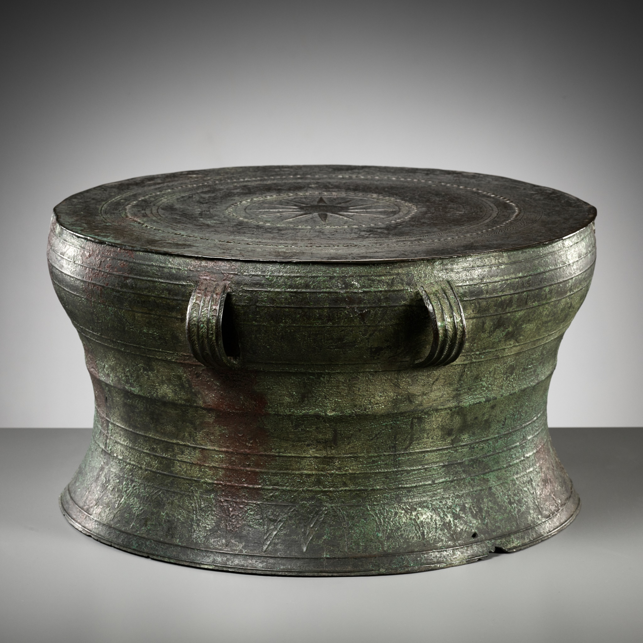 Lot 682 - A LARGE AND HEAVY BRONZE RAIN DRUM, DONG SON
