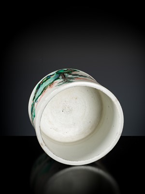 Lot 1959 - A LARGE FAMILLE-VERTE ‘KUI XING’ BRUSHPOT, BITONG