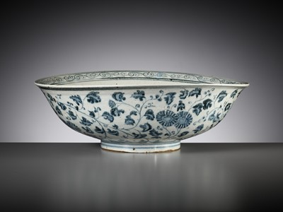 Lot 82 - A LARGE ANNAMESE BLUE AND WHITE BOWL, VIETNAM, 14TH-15TH CENTURY