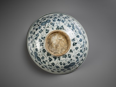 Lot 82 - A LARGE ANNAMESE BLUE AND WHITE BOWL, VIETNAM, 14TH-15TH CENTURY