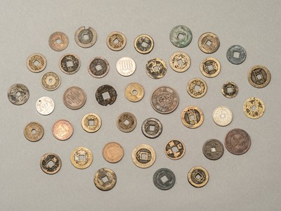 A LOT WITH 42 OLD CHINESE CAST COINS