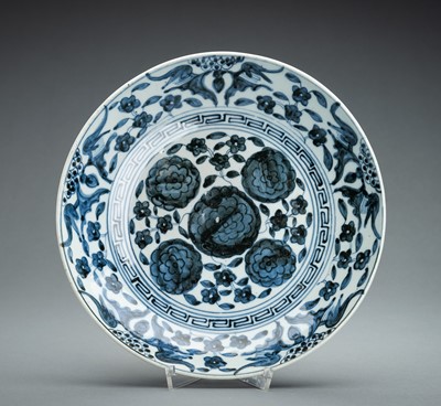Lot 318 - A BLUE AND WHITE PORCELAIN DISH, 17th CENTURY