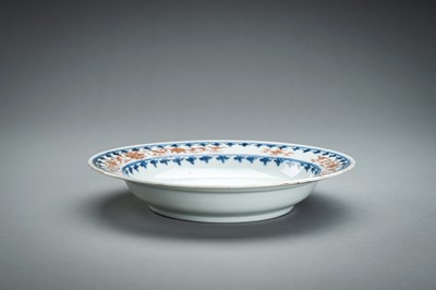 A BLUE, IRON-RED AND GILT DECORATED PORCELAIN DISH, QING DYNASTY