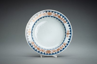 A BLUE, IRON-RED AND GILT DECORATED PORCELAIN DISH, QING DYNASTY