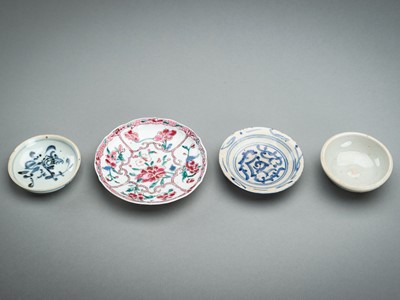 Lot 1254 - A GROUP OF FOUR MINIATURE PORCELAIN DISHES, MING TO QING DYNASTY