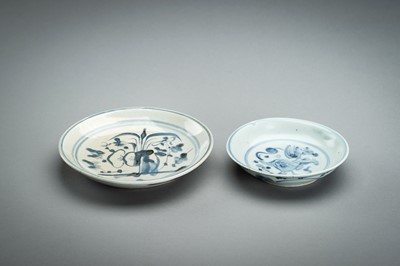 A GROUP OF TWO SMALL BLUE AND WHITE PORCELAIN DISHES, MING DYNASTY