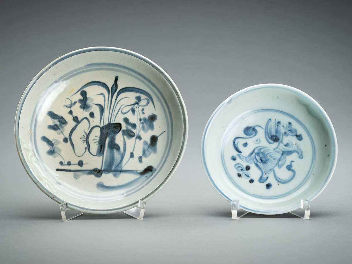 A GROUP OF TWO SMALL BLUE AND WHITE PORCELAIN DISHES, MING DYNASTY