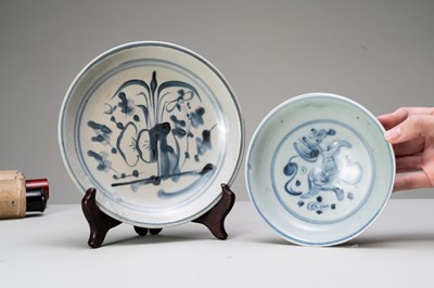 A GROUP OF TWO SMALL BLUE AND WHITE PORCELAIN DISHES, MING DYNASTY