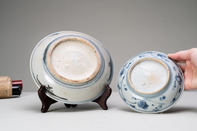 A GROUP OF TWO SMALL BLUE AND WHITE PORCELAIN DISHES, MING DYNASTY