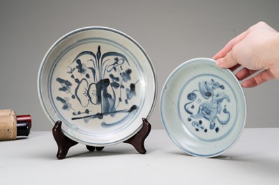 A GROUP OF TWO SMALL BLUE AND WHITE PORCELAIN DISHES, MING DYNASTY