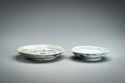 A GROUP OF TWO SMALL BLUE AND WHITE PORCELAIN DISHES, MING DYNASTY