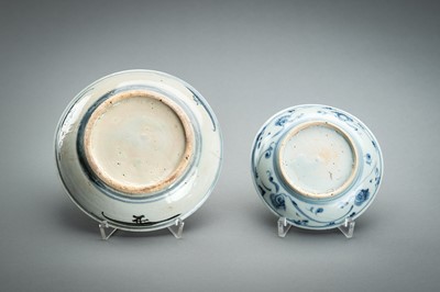 A GROUP OF TWO SMALL BLUE AND WHITE PORCELAIN DISHES, MING DYNASTY