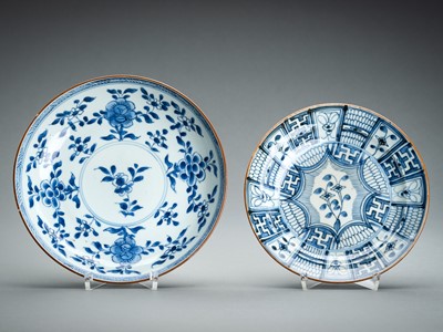 A SET OF TWO BLUE AND WHITE PORCELAIN DISHES, 17TH CENTURY