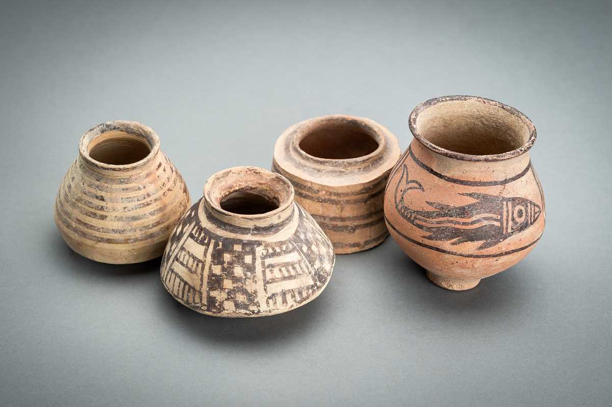 Lot 638 - A LOT WITH FOUR MEHRGARH CULTURE CERAMIC VESSELS