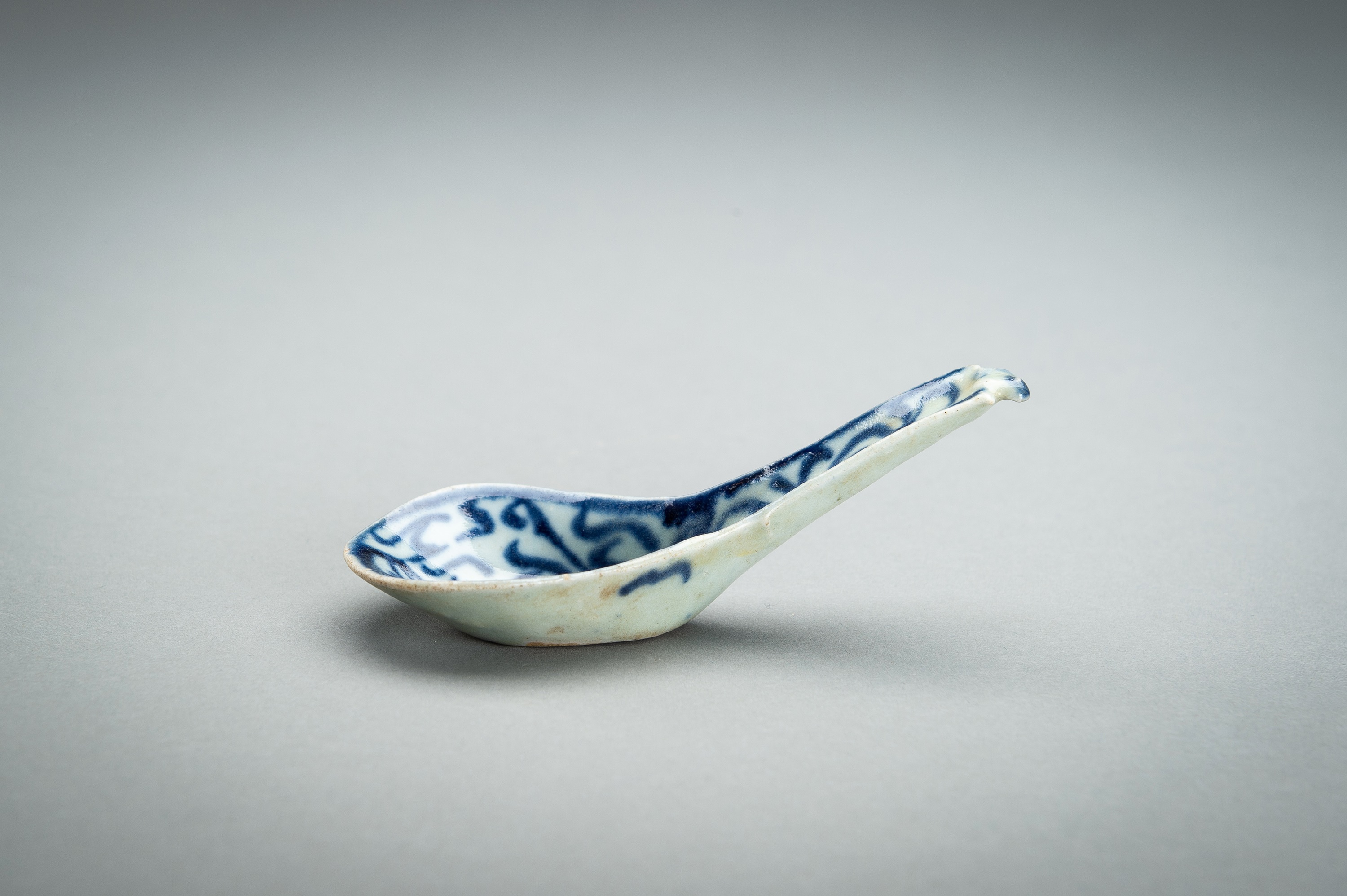 Lot 1242 - A SET OF SIX BLUE AND WHITE PORCELAIN