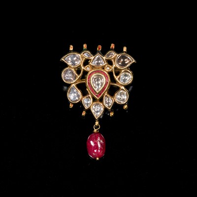 Lot 647 - AN ENAMELED AND DIAMOND-SET GOLD KUNDAN BROOCH, INDIA, JAIPUR, 18TH-19TH CENTURY