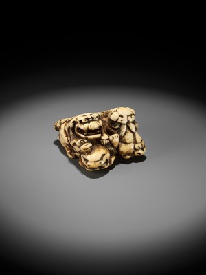 Lot 372 - A FINE IVORY NETSUKE DEPICTING THREE FIGHTING SHISHI