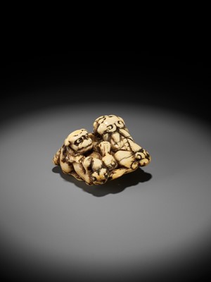 Lot 372 - A FINE IVORY NETSUKE DEPICTING THREE FIGHTING SHISHI