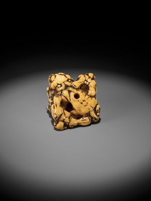 Lot 372 - A FINE IVORY NETSUKE DEPICTING THREE FIGHTING SHISHI