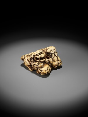 Lot 372 - A FINE IVORY NETSUKE DEPICTING THREE FIGHTING SHISHI