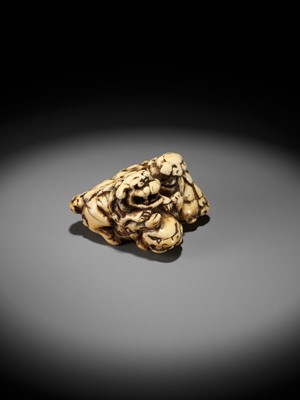 Lot 372 - A FINE IVORY NETSUKE DEPICTING THREE FIGHTING SHISHI