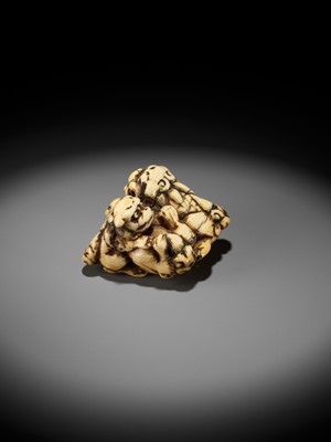 Lot 372 - A FINE IVORY NETSUKE DEPICTING THREE FIGHTING SHISHI