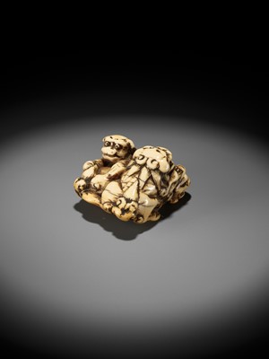 Lot 372 - A FINE IVORY NETSUKE DEPICTING THREE FIGHTING SHISHI