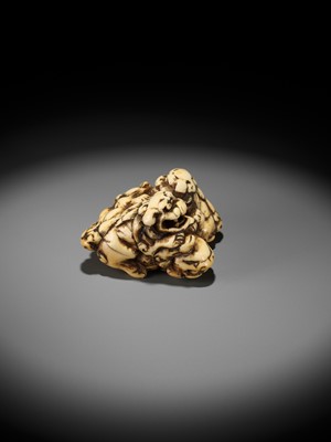 Lot 372 - A FINE IVORY NETSUKE DEPICTING THREE FIGHTING SHISHI