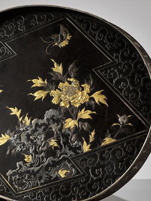 Lot 269 - A FINE GOLD AND SILVER INLAID IRON TRAY DEPICTING BUTTERFLIES AND PEONY