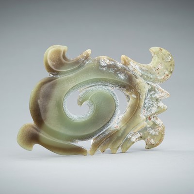 A GREEN JADE ‘CLOUD-SCROLL’ PENDANT, HONGSHAN STYLE