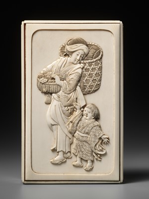 Lot 271 - A FINE IVORY BOX AND COVER DEPICTING A BIJIN WITH CHILD