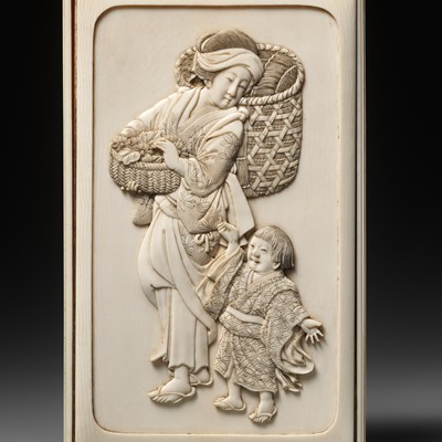 Lot 271 - A FINE IVORY BOX AND COVER DEPICTING A BIJIN WITH CHILD
