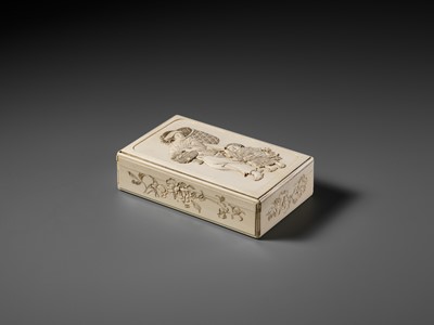 Lot 271 - A FINE IVORY BOX AND COVER DEPICTING A BIJIN WITH CHILD