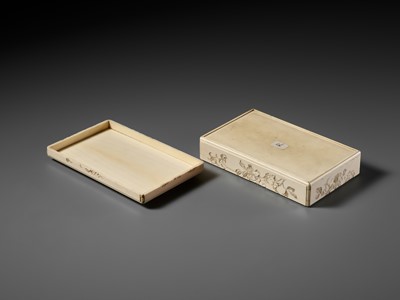 Lot 271 - A FINE IVORY BOX AND COVER DEPICTING A BIJIN WITH CHILD