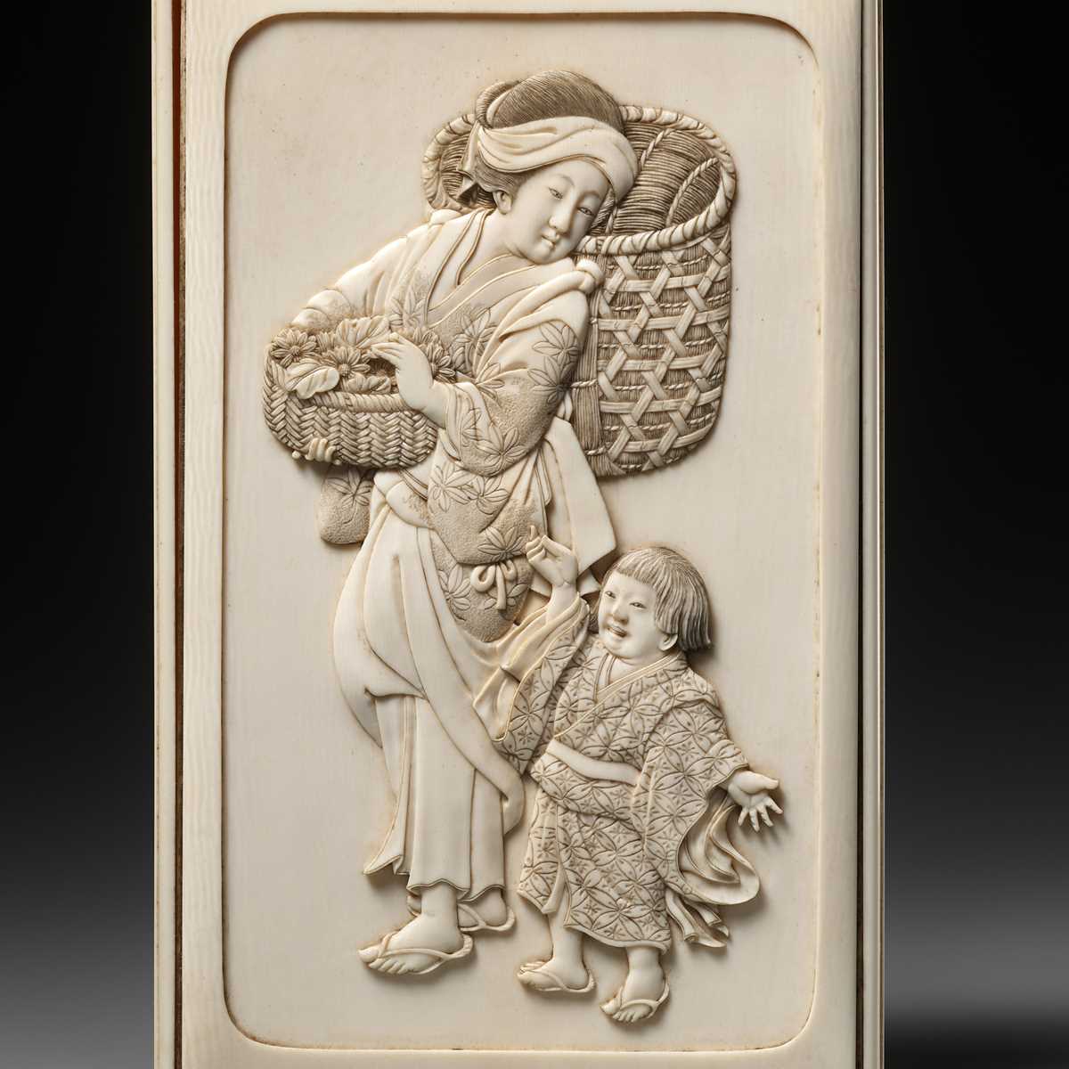Lot 271 - A FINE IVORY BOX AND COVER DEPICTING A BIJIN WITH CHILD