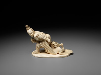 Lot 141 - KOGETSU: A FINE IVORY OKIMONO OF A HUNTER SNARING A CRANE