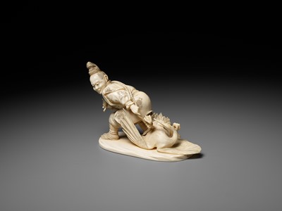 Lot 141 - KOGETSU: A FINE IVORY OKIMONO OF A HUNTER SNARING A CRANE