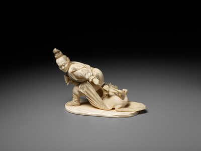 Lot 141 - KOGETSU: A FINE IVORY OKIMONO OF A HUNTER SNARING A CRANE
