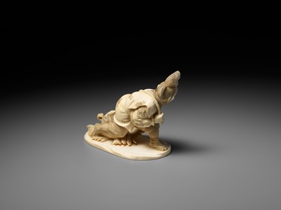 Lot 141 - KOGETSU: A FINE IVORY OKIMONO OF A HUNTER SNARING A CRANE