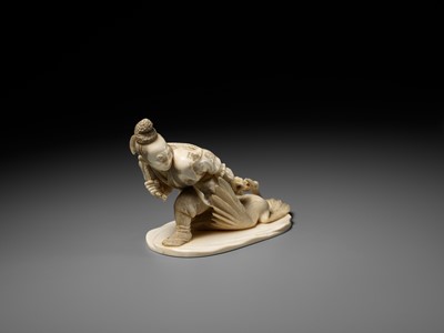 Lot 141 - KOGETSU: A FINE IVORY OKIMONO OF A HUNTER SNARING A CRANE