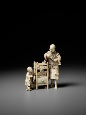 Lot 285 - ICHIYOSAI SOKO: A RARE IVORY OKIMONO DEPICTING A KISERU (PIPE) MAKER WITH HIS SON