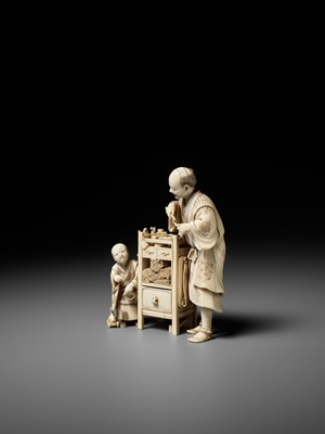 Lot 285 - ICHIYOSAI SOKO: A RARE IVORY OKIMONO DEPICTING A KISERU (PIPE) MAKER WITH HIS SON