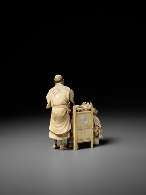 Lot 285 - ICHIYOSAI SOKO: A RARE IVORY OKIMONO DEPICTING A KISERU (PIPE) MAKER WITH HIS SON