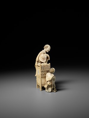 Lot 285 - ICHIYOSAI SOKO: A RARE IVORY OKIMONO DEPICTING A KISERU (PIPE) MAKER WITH HIS SON
