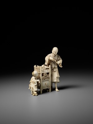 Lot 285 - ICHIYOSAI SOKO: A RARE IVORY OKIMONO DEPICTING A KISERU (PIPE) MAKER WITH HIS SON