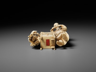 Lot 285 - ICHIYOSAI SOKO: A RARE IVORY OKIMONO DEPICTING A KISERU (PIPE) MAKER WITH HIS SON