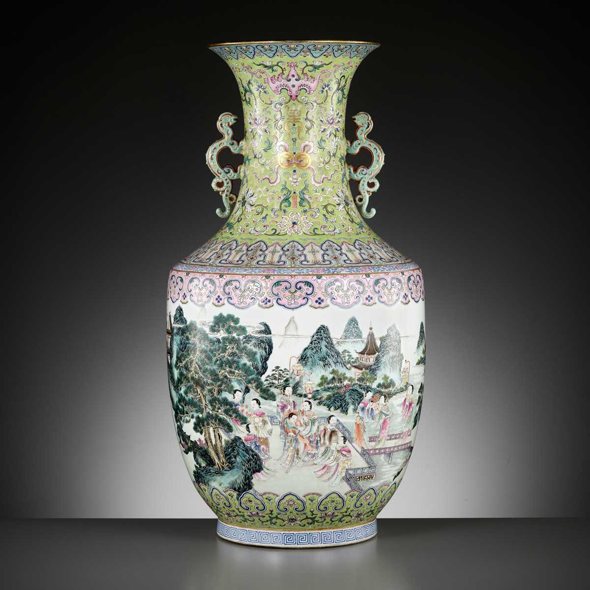 A MONUMENTAL GILT FAMILLE ROSE ‘LADIES OF THE HAN PALACE’ VASE, LATE...