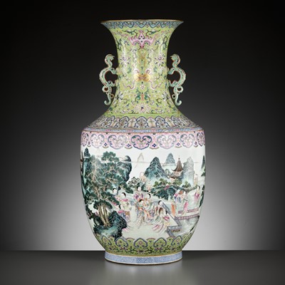 Lot 125 - A MONUMENTAL GILT FAMILLE ROSE ‘LADIES OF THE HAN PALACE’ VASE, LATE QIANLONG - EARLY JIAQING