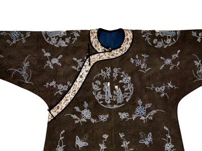 Lot 394 - A BROWN SILK DAMASK AND EMBROIDERED INFORMAL LADY’S ROBE, QING DYNASTY