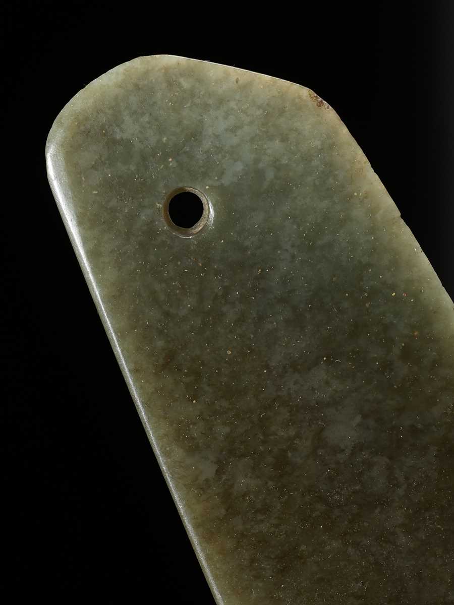 Lot 41 - AN ARCHAIC CEREMONIAL JADE BLADE, YUE,